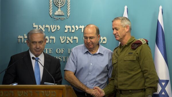 Lieutenant General Benny Gantz, then Israel's chief of staff, shakes the hand of defence minister Moshe Yaalon at a press conference with Benjamin Netanyahu in 2014 - Sputnik International