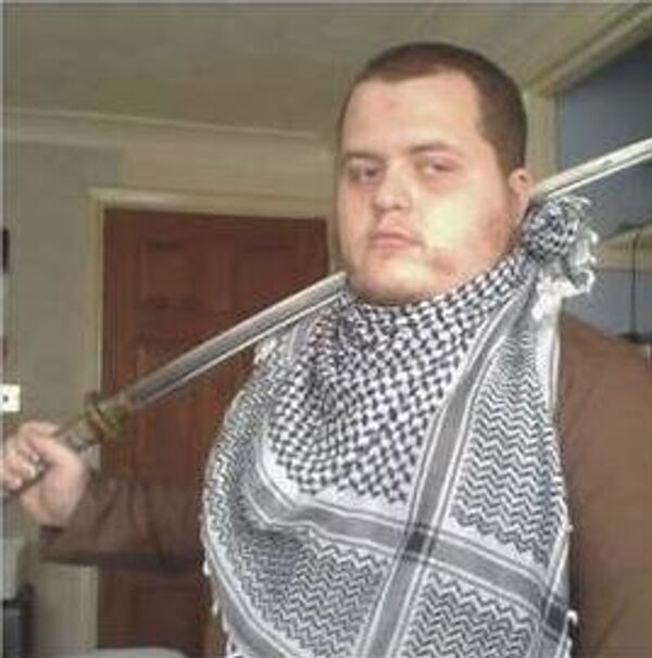 Lewis Ludlow posing with a sword and an Arab keffiyeh Lewis Ludlow posing with a sword and an Arab keffiyeh - Sputnik International