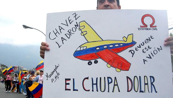Demonstrators in front the air base in Carlota, Caracas protest the purchase of a presidential airplane for Venezualen president Hugo Chavez - Sputnik International