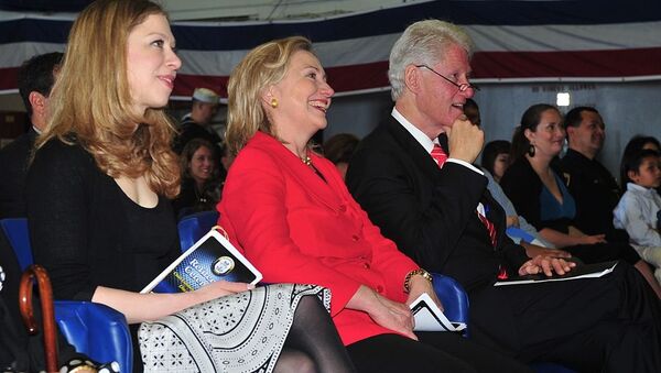 Chelsea Clinton, left, Secretary of State Hillary Rodham Clinton and former U.S. President William Jefferson Clinton - Sputnik International