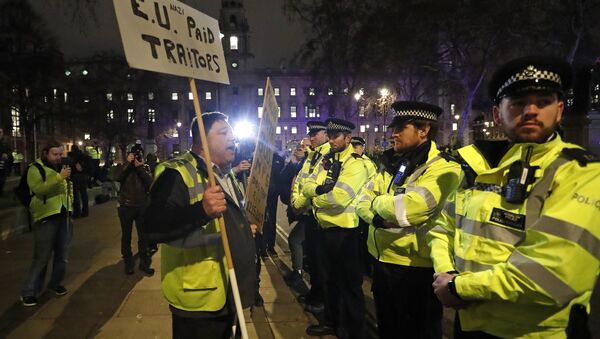 An pro-Brexit demonstrator confronts police officers in Parliament square in London, Tuesday, Jan. 15, 2019. - Sputnik International
