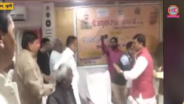 BJP MP Sharad Tripathi thrashes BJP MLA Rakesh Singh with shoe - Sputnik International