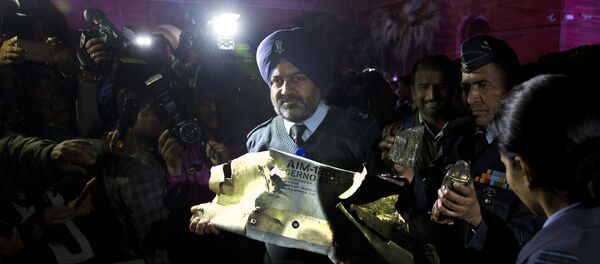 Defense officials display a part of an air-to-air AMRAAM missile which was allegedly fired by Pakistani Air Force aircraft violating Indian airspace, in New Delhi, India, Thursday, Feb. 28, 2019 - Sputnik International