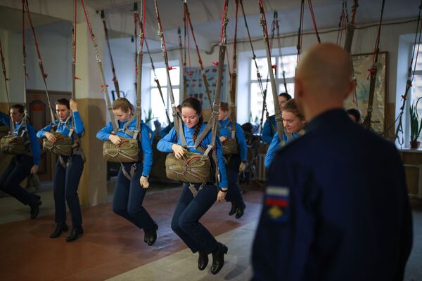 Cadets of Krasnodar Aviation High Military School Attend the Parachute Training Class in Krasnodar, Russia - Sputnik International