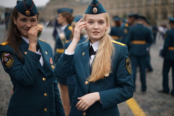 Graduates of Ministry of Emergency Situations of the Russian Federation at Red Square, Moscow - Sputnik International