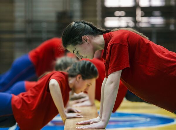 Female Cadets Attend a Physical Training Class at Military-Space Academy in Saint Petersburg - Sputnik International