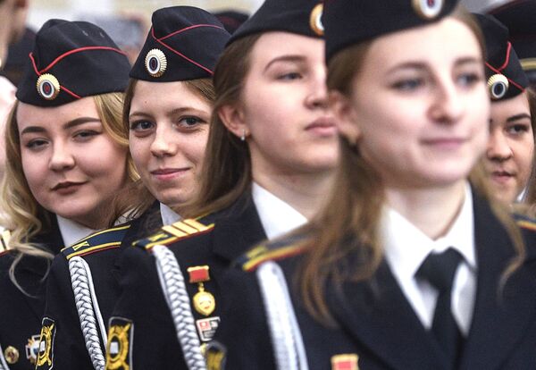 Female Cadets of Police College During Graduation Ceremony on the Verge of Defender of the Fatherland Day - Sputnik International