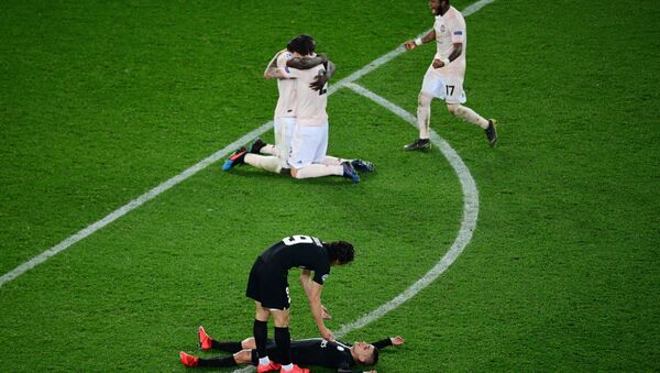 Brazilian midfielder Fred runs to join celebrating Manchester United players Romelu Lukaku and Andreas Pereira as PSG players collapse in despair - Sputnik International
