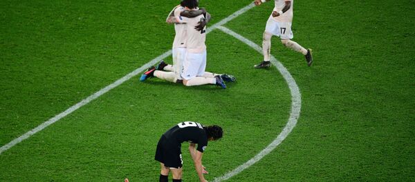 Brazilian midfielder Fred runs to join celebrating Manchester United players Romelu Lukaku and Andreas Pereira as PSG players collapse in despair - Sputnik International