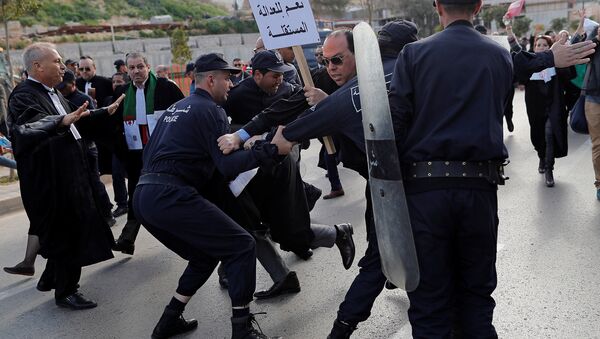 Police attempt to disperse lawyers trying to force their way to the constitutional council during a protest to denounce an offer by President Abdelaziz Bouteflika to run in elections next month but not to serve a full term if re-elected, in Algiers, Algeria March 7, 2019 - Sputnik International