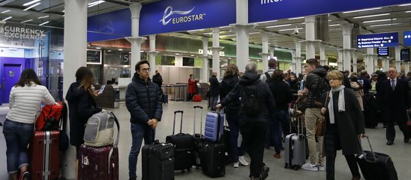 Travelers queue at St Pancras International train station in London, as Eurotunnel trains were suspended on Tuesday, Oct. 18, 2016. - Sputnik International