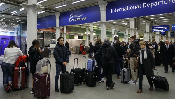 Travelers queue at St Pancras International train station in London, as Eurotunnel trains were suspended on Tuesday, Oct. 18, 2016. - Sputnik International