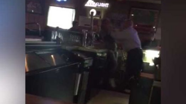 Bar owner Dale Dean Suter of the Walnut Saloon choking female employee over sign disagreement - Sputnik International