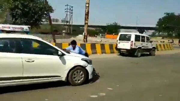 Man Atop Moving Car in Road Rage Incident in India - Sputnik International