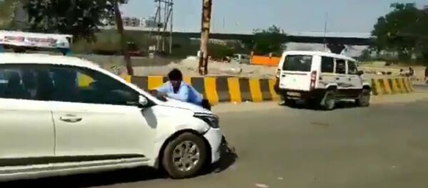 Man Atop Moving Car in Road Rage Incident in India Man Atop Moving Car in Road Rage Incident in India - Sputnik International