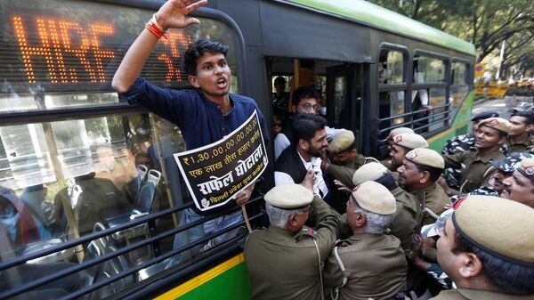 Задержание активистов во время акции протеста с требованием отставки премьер-министра Индии Нарендры Моди и министра обороны Нирмалы Ситхараман по обвинениям в коррупции в сделке по истребителям с Францией в Нью-Дели, Индия - Sputnik International