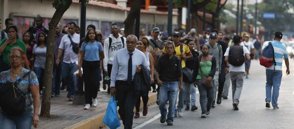 People walking along an avenue after a power outage in Caracas, Venezuela, Thursday, March 7, 2019. A power outage left much of Venezuela in the dark early Thursday evening in what appeared to be one of the largest blackouts yet in a country where power failures have become increasingly common People walking along an avenue after a power outage in Caracas, Venezuela, Thursday, March 7, 2019. A power outage left much of Venezuela in the dark early Thursday evening in what appeared to be one of the largest blackouts yet in a country where power failures have become increasingly common - Sputnik International