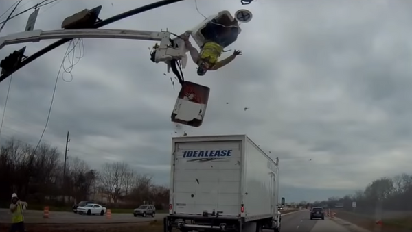 Worker Turned Upside Down as Truck Clips Cherry Picker - Sputnik International