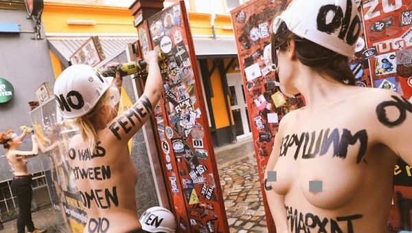 FEMEN Group Destroys Gate to Hamburg Brothels - Sputnik International