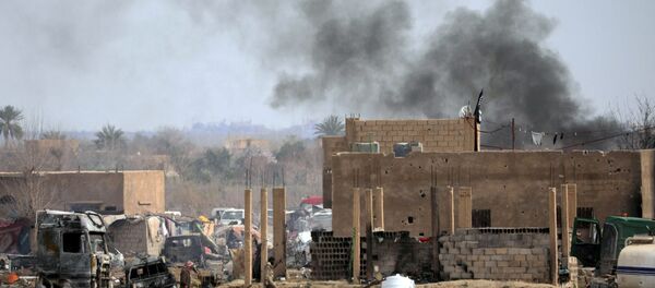 Islamic State members walk in the last besieged neighborhood in the village of Baghouz, Deir Al Zor province, Syria March 10, 2019 - Sputnik International