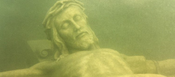 Hundreds Flock to Annual Reveal of Underwater Jesus Statue Hundreds Flock to Annual Reveal of Underwater Jesus Statue - Sputnik International