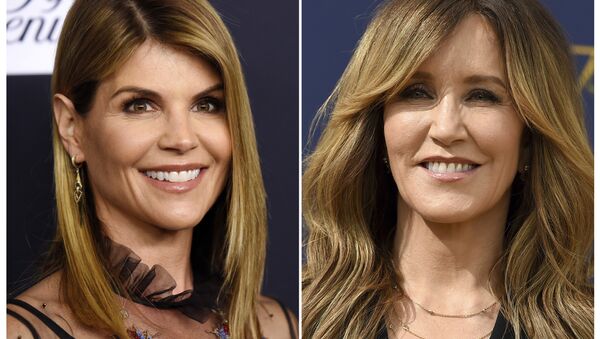 This combination photo shows actress Lori Loughlin at the Women's Cancer Research Fund's An Unforgettable Evening event in Beverly Hills, Calif., on Feb. 27, 2018 left, and actress Felicity Huffman at the 70th Primetime Emmy Awards in Los Angeles on Sept. 17, 2018 - Sputnik International