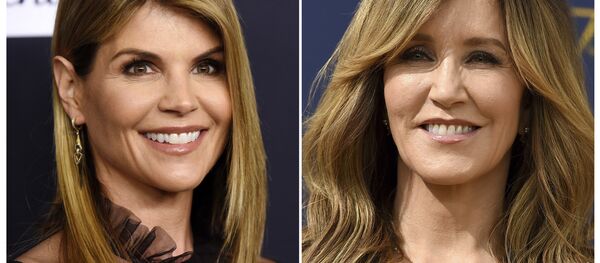 This combination photo shows actress Lori Loughlin at the Women's Cancer Research Fund's An Unforgettable Evening event in Beverly Hills, Calif., on Feb. 27, 2018 left, and actress Felicity Huffman at the 70th Primetime Emmy Awards in Los Angeles on Sept. 17, 2018 - Sputnik International