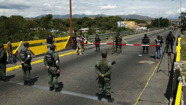 Venezuela's National Guards (bottom) stand in front of Colombia's soldiers at Simon Bolivar international bridge, on the border with Colombia - Sputnik International