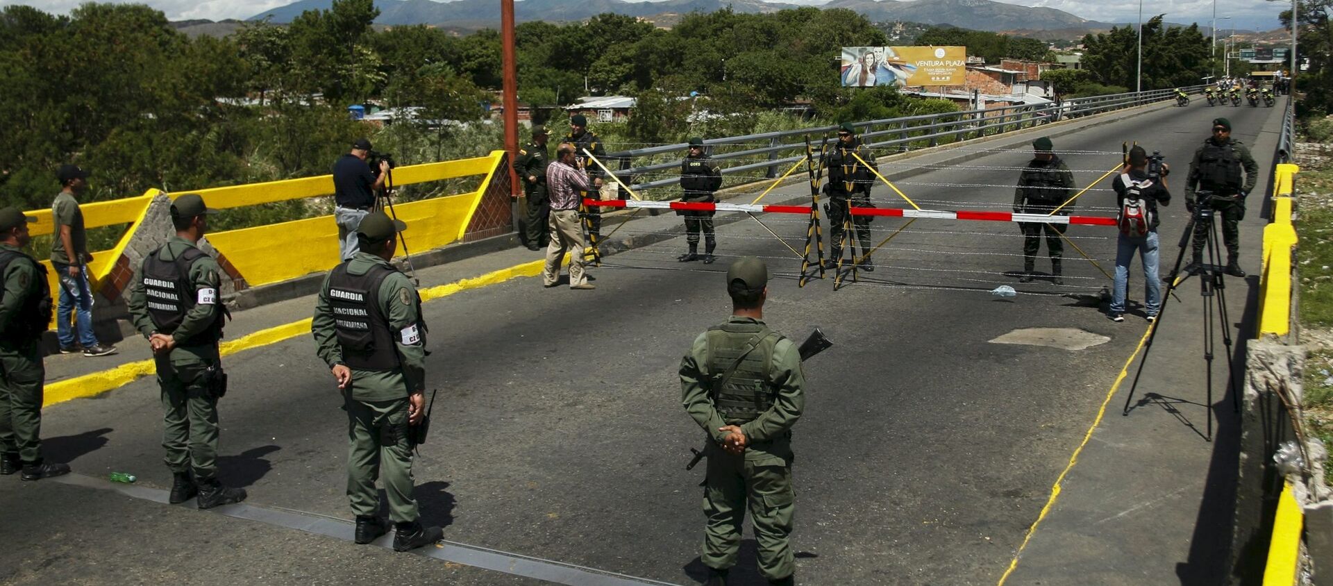 Venezuela's National Guards (bottom) stand in front of Colombia's soldiers at Simon Bolivar international bridge, on the border with Colombia - Sputnik International, 1920, 08.02.2021