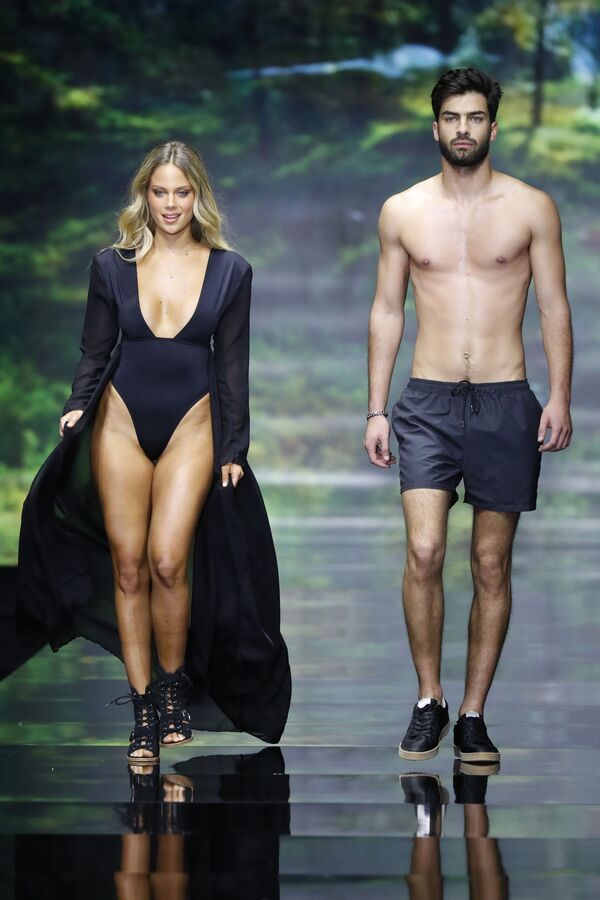 Models Wearing Swimsuits Presents a Creation by Israeli Designer Bananhot During the Tel Aviv Fashion Week - Sputnik International