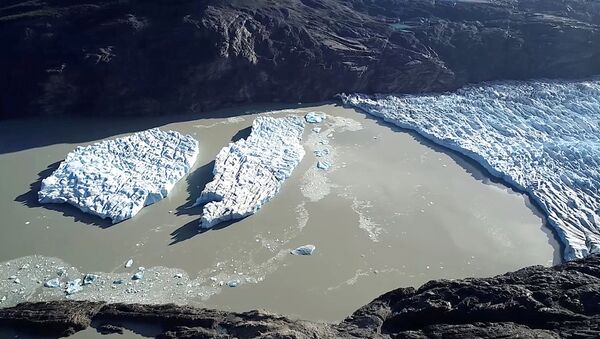Two new icebergs are seen after breaking off from the Grey glacier in Patagonia, Chile - Sputnik International