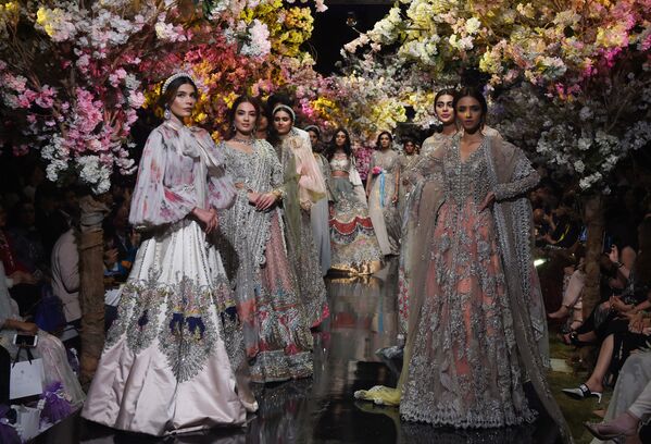 Models Present Creation by Pakistani Designer Sana Safinaz During Fashion Pakistan Week - Sputnik International