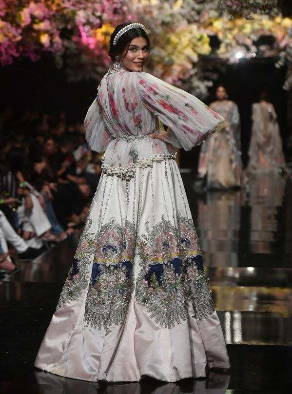 Models Present Creation by Pakistani Designer Sana Safinaz During the Fashion Pakistan Week - Sputnik International