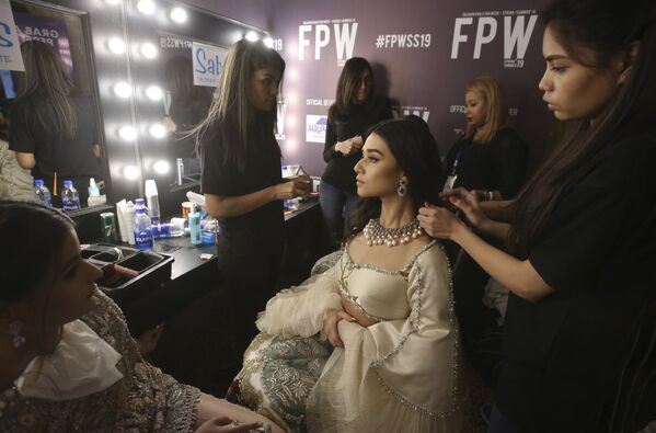 Model Prepares for a Show During Fashion Pakistan Week - Sputnik International