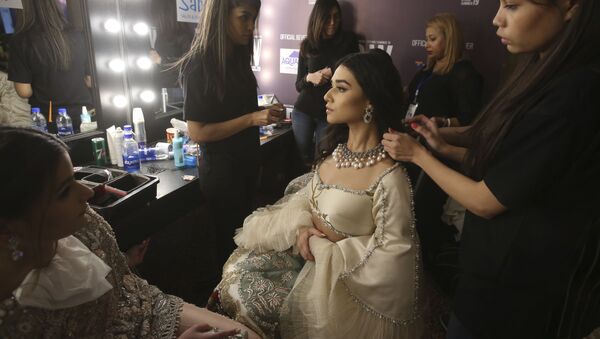 Model Presents Creation by Pakistani Designer Sana Safinaz During Fashion Pakistan Week - Sputnik International