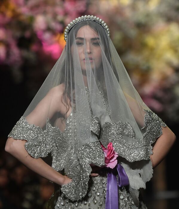 Models Present Creation by Pakistani Designer Sana Safinaz During Fashion Pakistan Week - Sputnik International