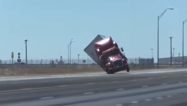 Truck Capsizes in Texas, US - Sputnik International