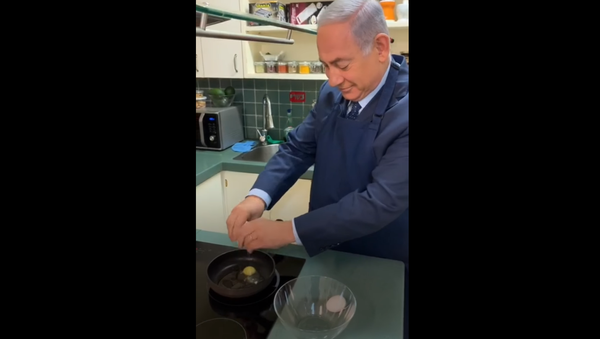 Netanyahu making some eggs in a campaign ad. - Sputnik International