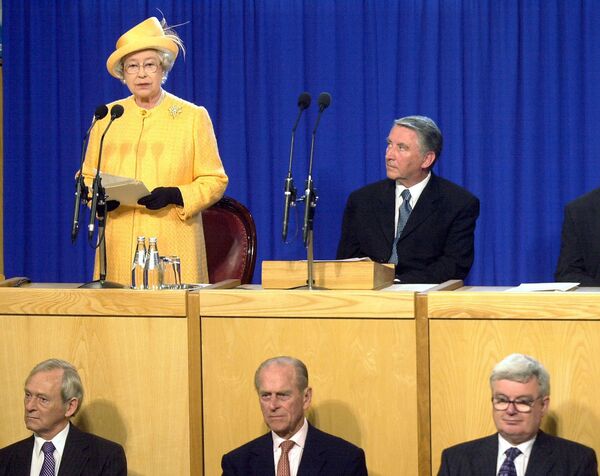David Steel (now Lord Steel) looks at the Queen as she gives an address at the Scottish Parliament in 2002 - Sputnik International