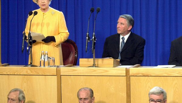 David Steel (now Lord Steel) looks at the Queen as she gives an address at the Scottish Parliament in 2002 - Sputnik International