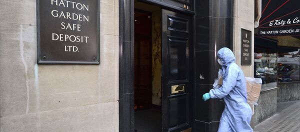 Forensics officers enter the scene of the crime in Hatton Garden, central London in April 2015 Forensics officers enter the scene of the crime in Hatton Garden, central London in April 2015 - Sputnik International