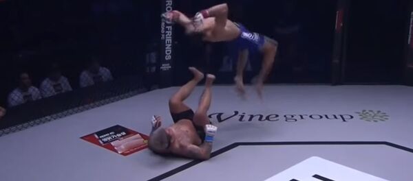 Brazilian Fighter Michel Pereira Moonsaults Brazilian Fighter Michel Pereira Moonsaults - Sputnik International