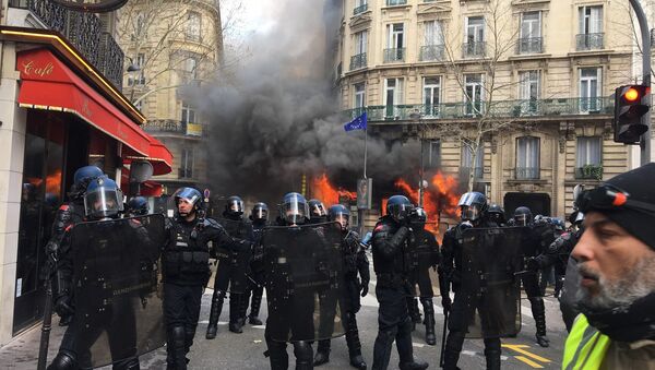 Bank set on fire in Paris during Yellow Vests protest in Paris on 16 March - Sputnik International
