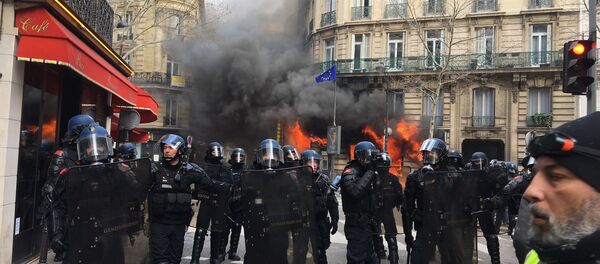 Bank set on fire in Paris during Yellow Vests protest in Paris on 16 March Bank set on fire in Paris during Yellow Vests protest in Paris on 16 March - Sputnik International