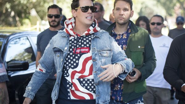Conservative commentator Milo Yiannopoulos is escorted to the University of California, Berkeley campus where he is expected to speak to dozens of supporters on September 24, 2017 - Sputnik International