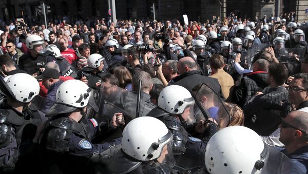 Demonstrators face-off with riot police at a protest against Serbian President Aleksandar Vucic and his government in front of the presidential building in Belgrade, Serbia, March 17, 2019. - Sputnik International