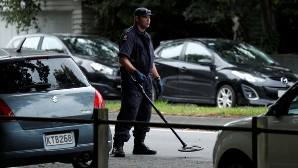 a police officer looks for explosive devices near Masjid Al Noor mosque in Christchurch, New Zealand, March 17, 2019 - Sputnik International