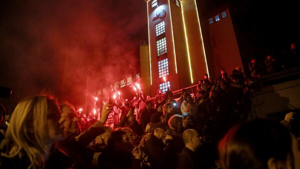 Protesters demonstrate against Serbian President outside the state-run TV headquarters, on March 16, 2019 in Belgrade. - Sputnik International