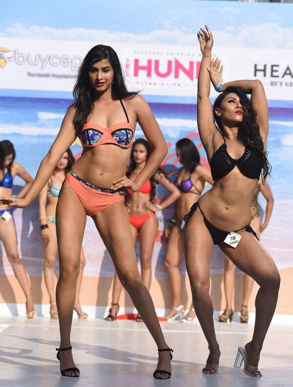Indian female fitness models perform on stage during the 'Body Power Beach Show' - Sputnik International