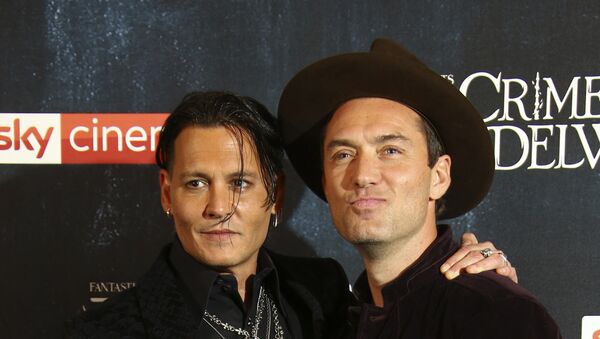 Actor Johnny Depp and Jude Law pose for photographers upon arrival at the premiere of the film 'Fantastic Beasts: The Crimes of Grindelwald', at a central London cinema, Tuesday, Nov. 13, 2018. - Sputnik International